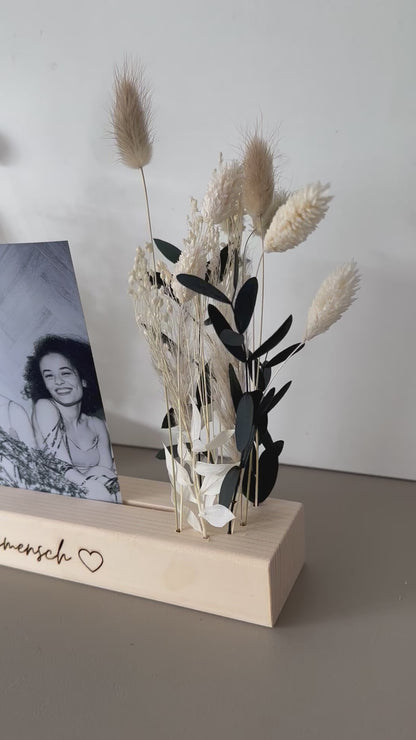 gravierte Blumenleiste und Foto-/Kartenhalter mit Trockenblumen