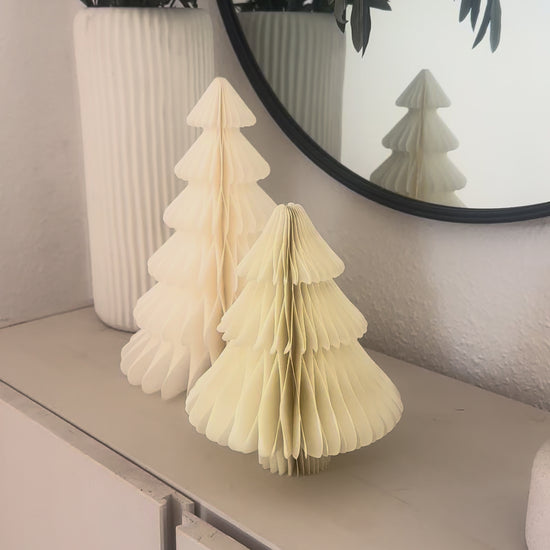 Nahaufnahme des gefalteten Papier-Weihnachtsbaums mit feiner Struktur und modernem Design