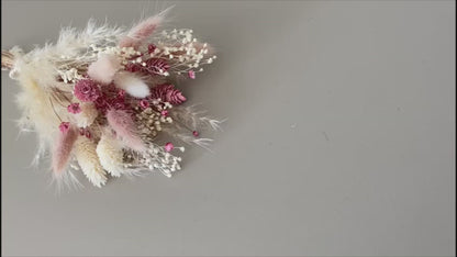 Kleiner Trockenblumenstrauß rosa und weiß