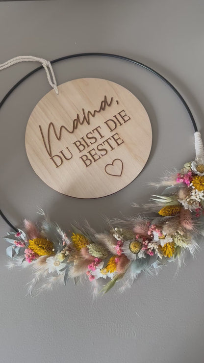Dried flower wreath with wooden sign | mummy