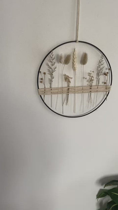 Metallring mit beigen und weißen Trockenblumen