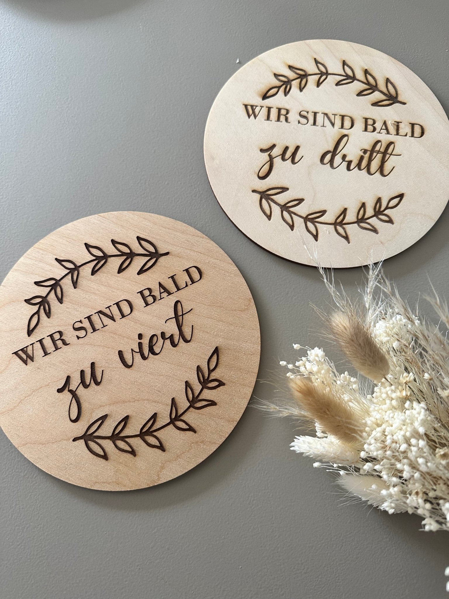 Holzschild wir sind bald zu dritt, viert, fünft - Wohnaccessoire