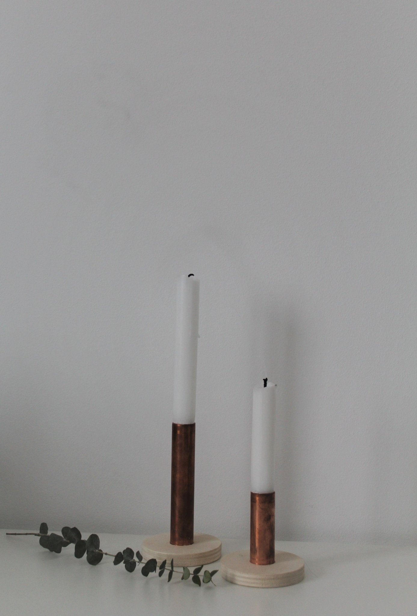 Kerzenständer aus Kupfer und Holz - Wohnaccessoire