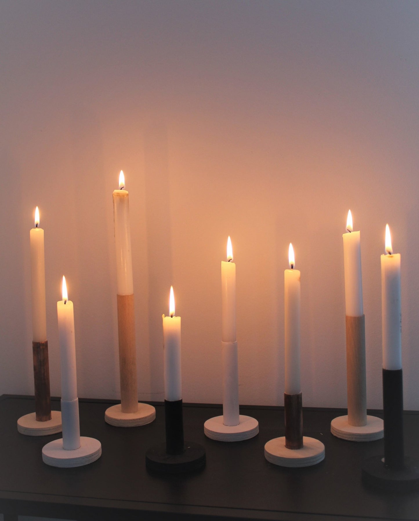 Kerzenständer aus Kupfer und Holz - Wohnaccessoire