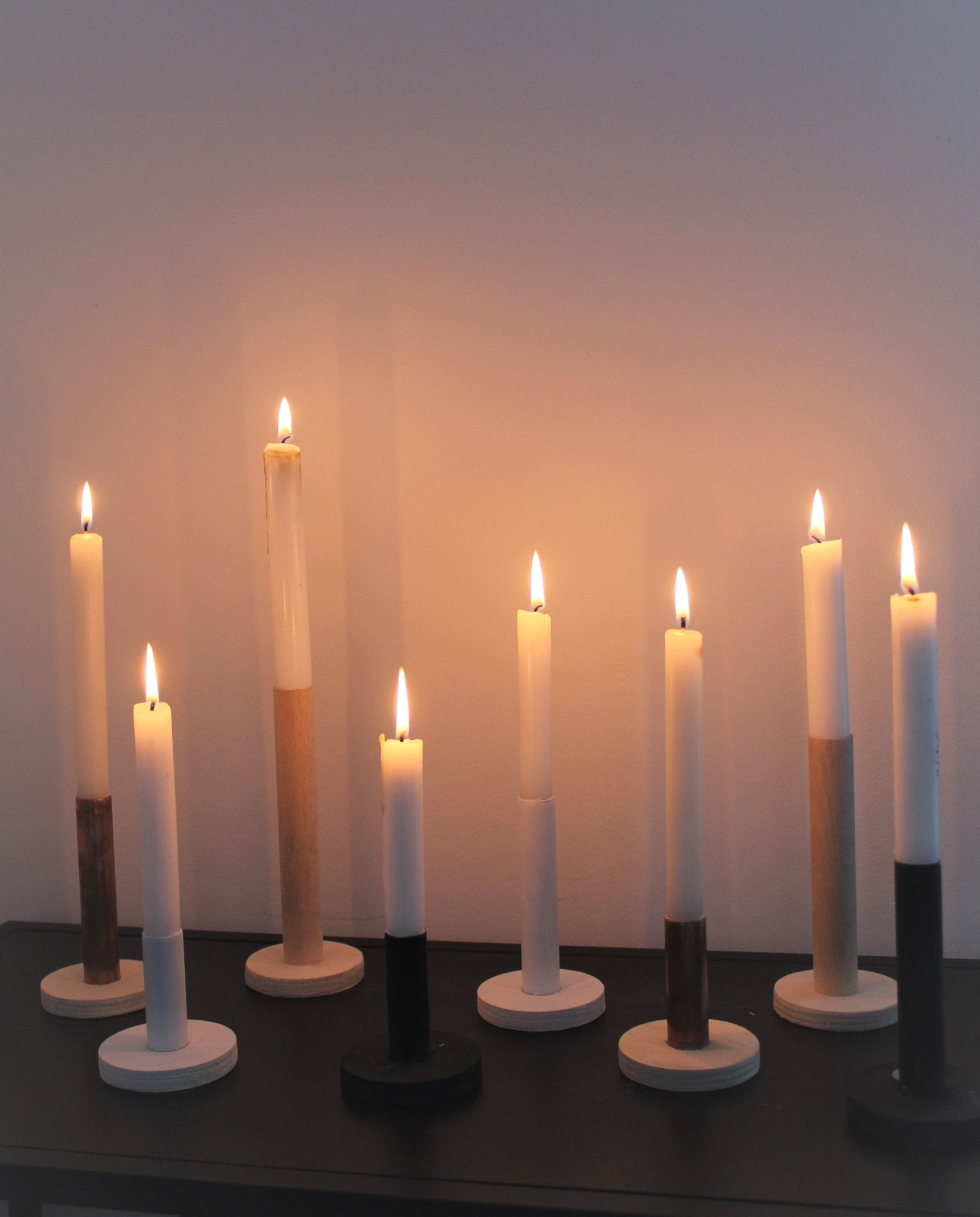 Kerzenständer aus Kupfer und Holz - Wohnaccessoire