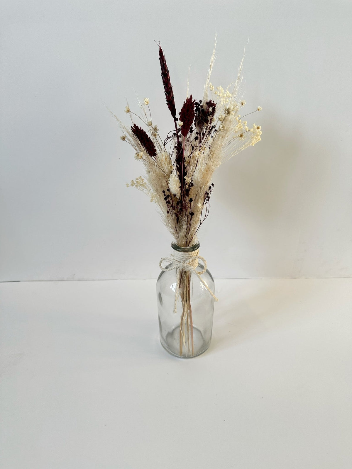 Kleiner Trockenblumenstrauß mit Vase