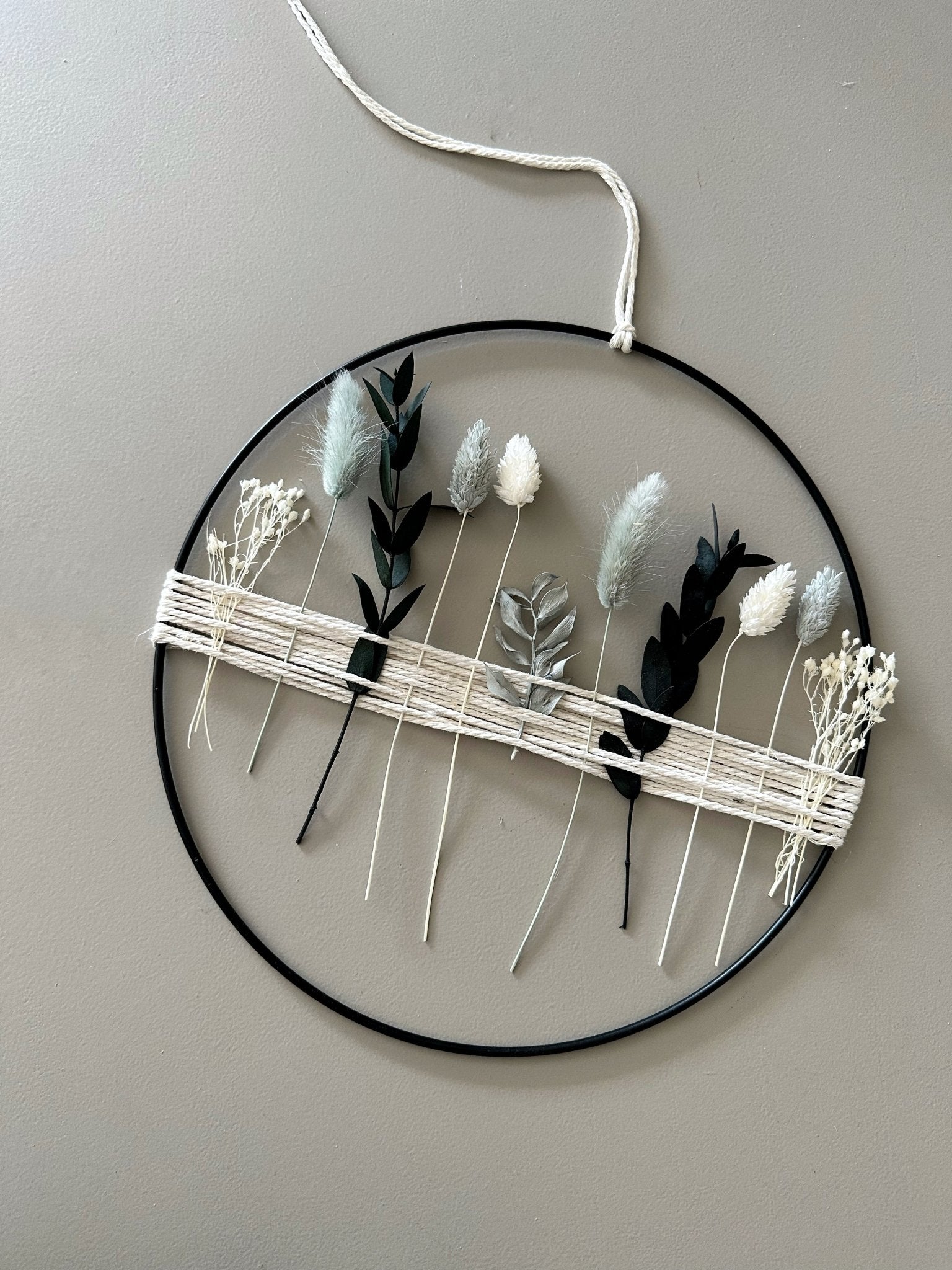 Metallring mit blau, grün und weißen Trockenblumen und Garn - Trockenblumen
