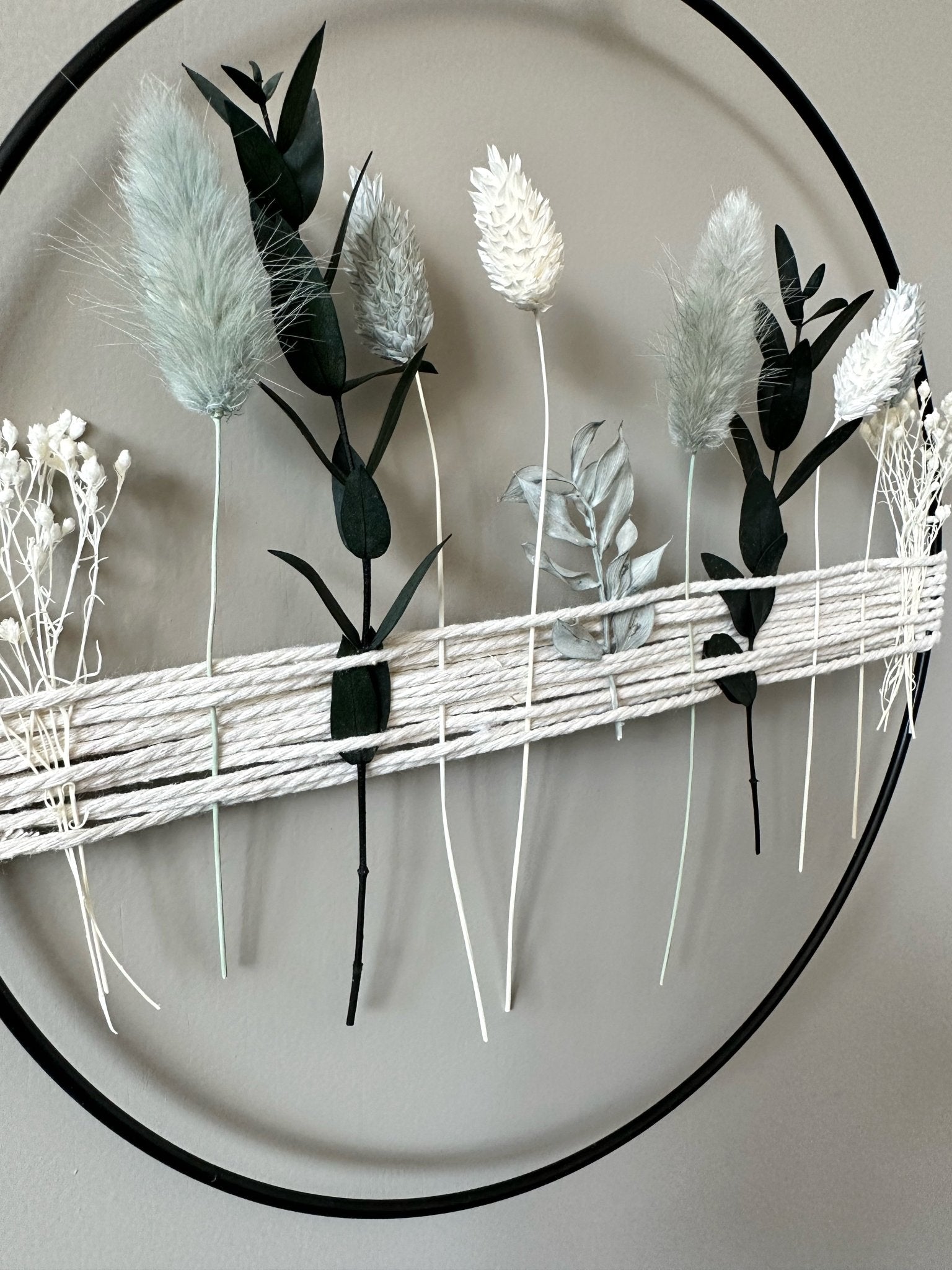 Metallring mit blau, grün und weißen Trockenblumen und Garn - Trockenblumen