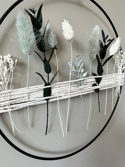 Metallring mit blau, grün und weißen Trockenblumen und Garn - Trockenblumen