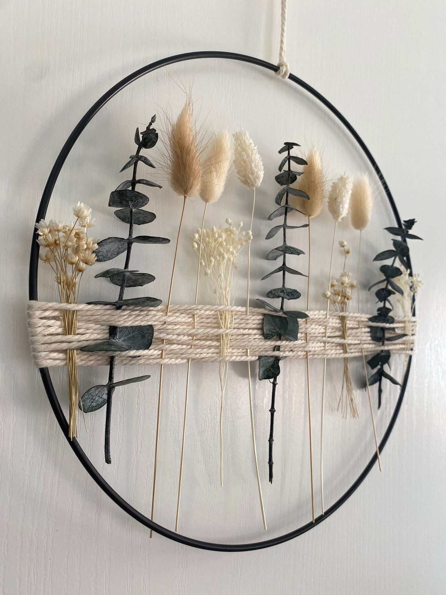 Metallring mit Eukalyptus und beigen, weißen Trockenblumen - Trockenblumen