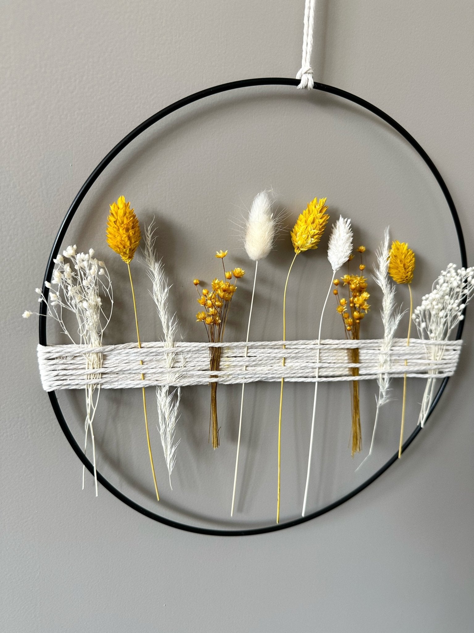 Metallring mit gelb weißen Trockenblumen und Garn - Trockenblumen