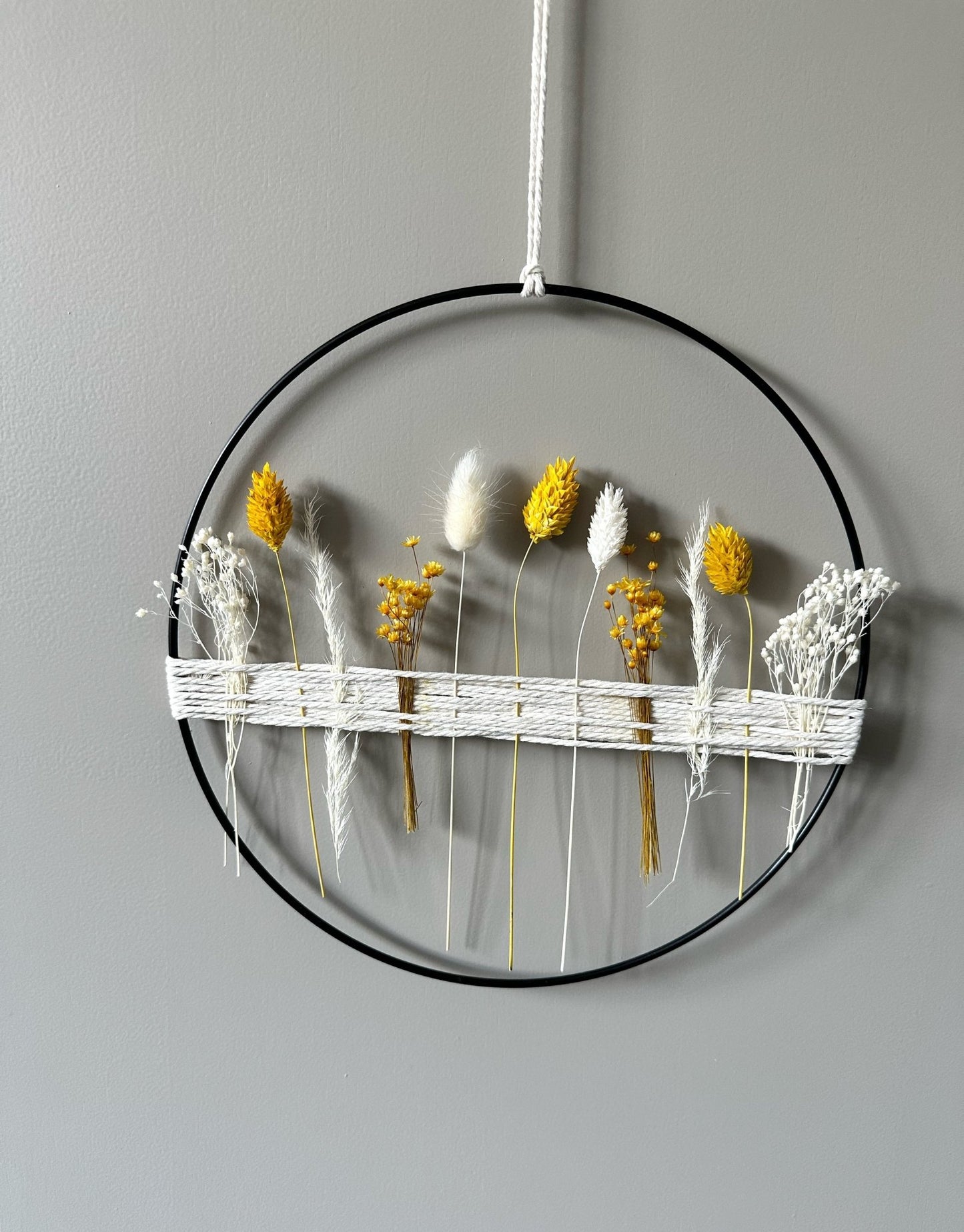 Metallring mit gelb weißen Trockenblumen und Garn - Trockenblumen