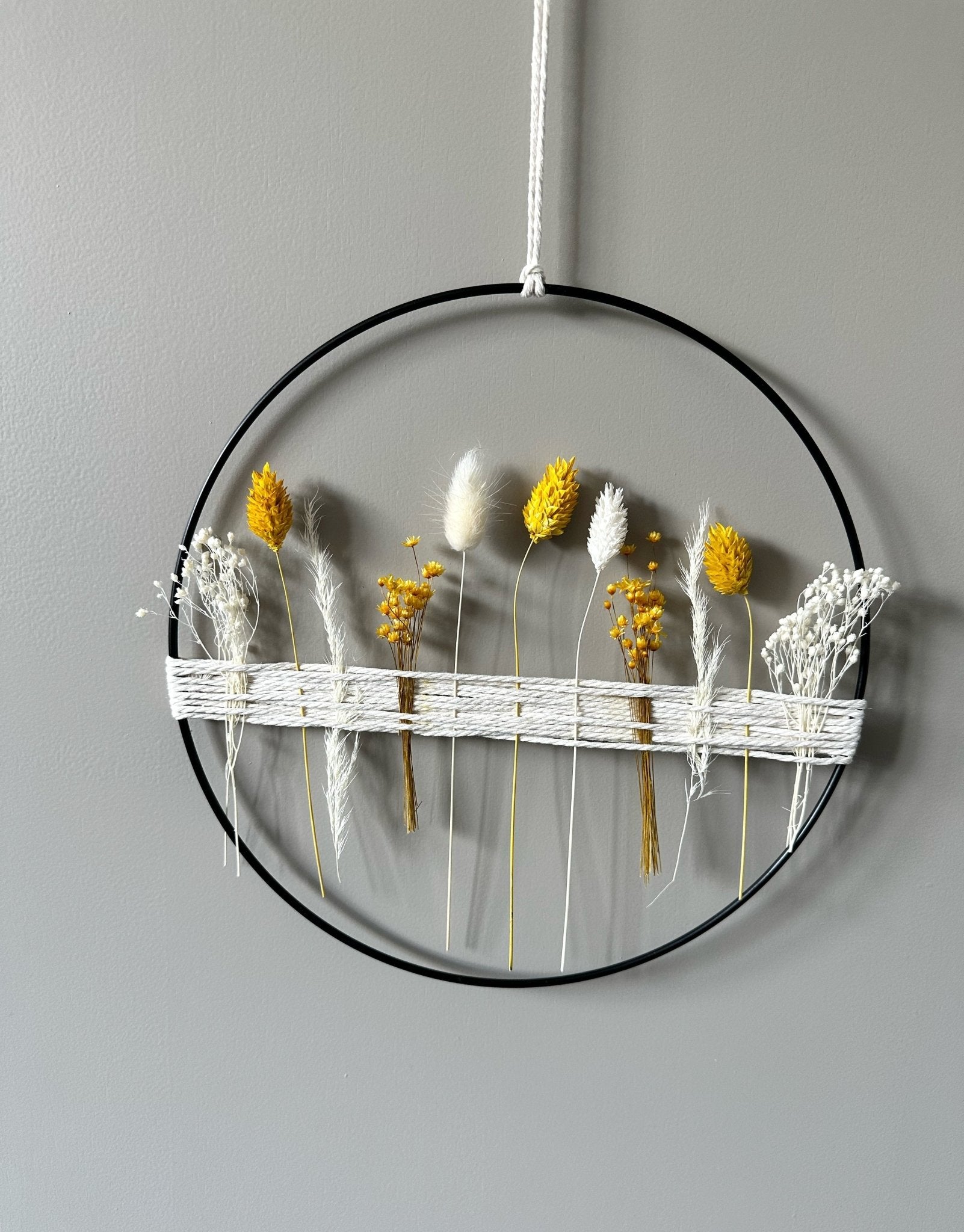 Metallring mit gelb weißen Trockenblumen und Garn - Trockenblumen