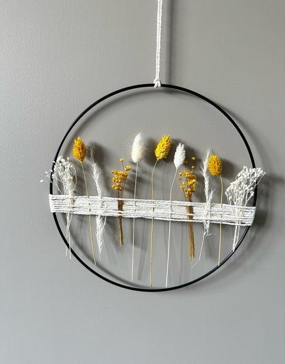 Metallring mit gelb weißen Trockenblumen und Garn - Trockenblumen