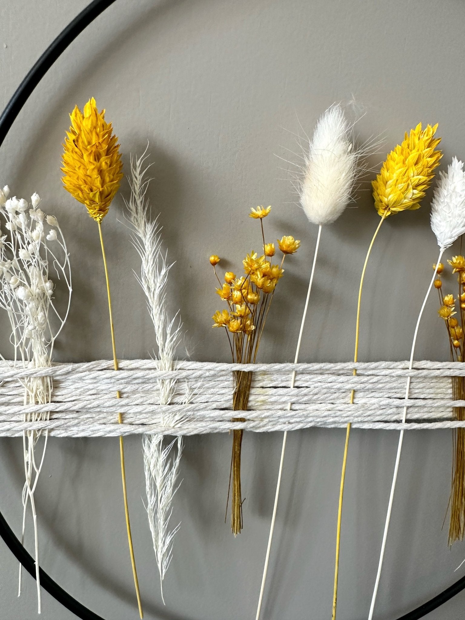 Metallring mit gelb weißen Trockenblumen und Garn - Trockenblumen