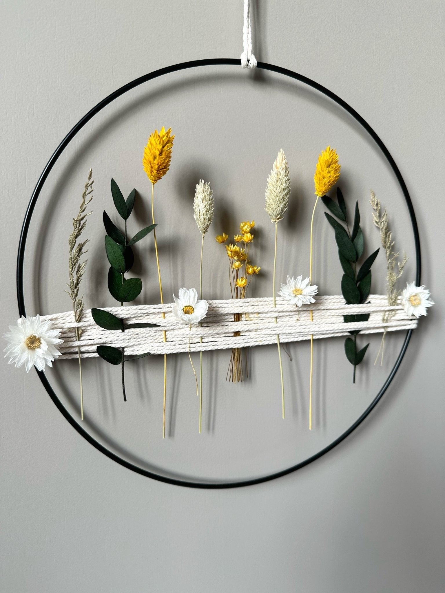 Metallring mit gelben und grünen Trockenblumen | Frühling - Trockenblumen