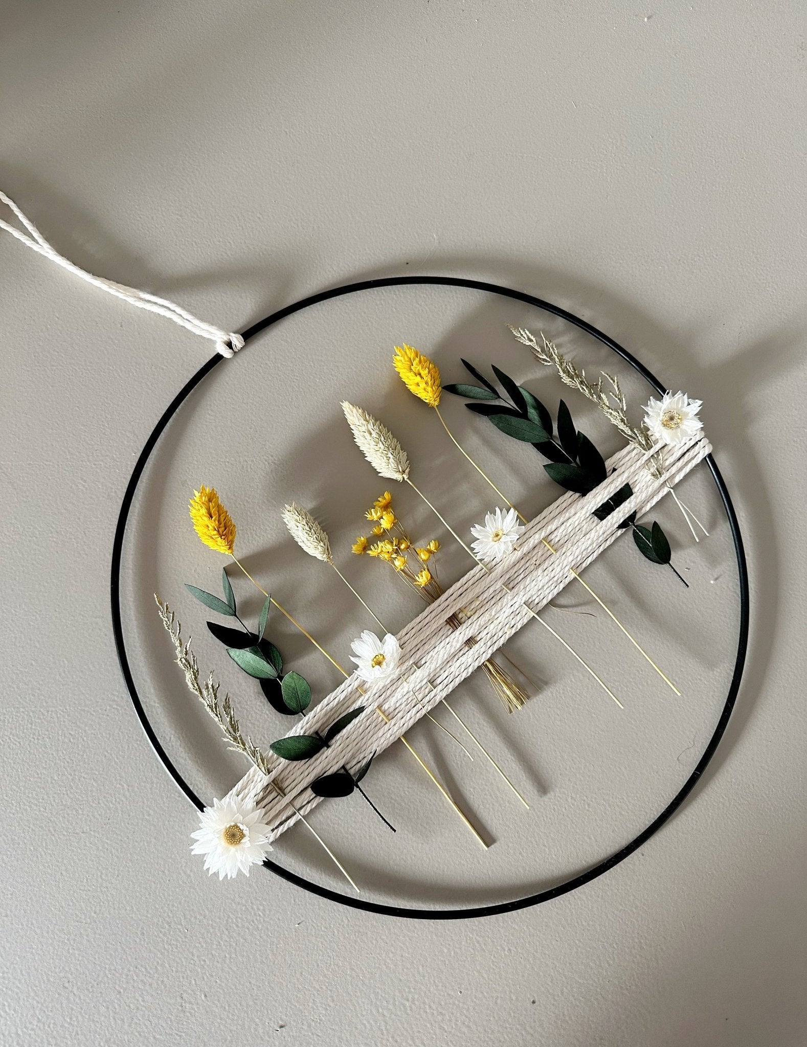 Metallring mit gelben und grünen Trockenblumen | Frühling - Trockenblumen