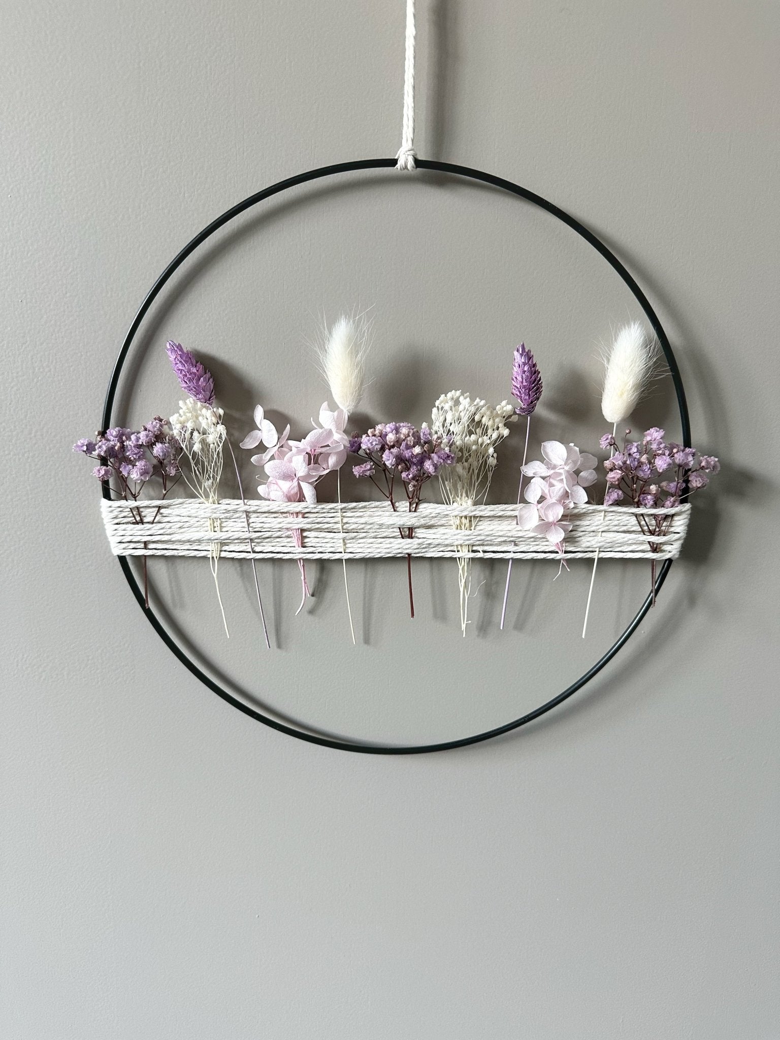 Metallring mit lila weißen Trockenblumen und Garn - Trockenblumen