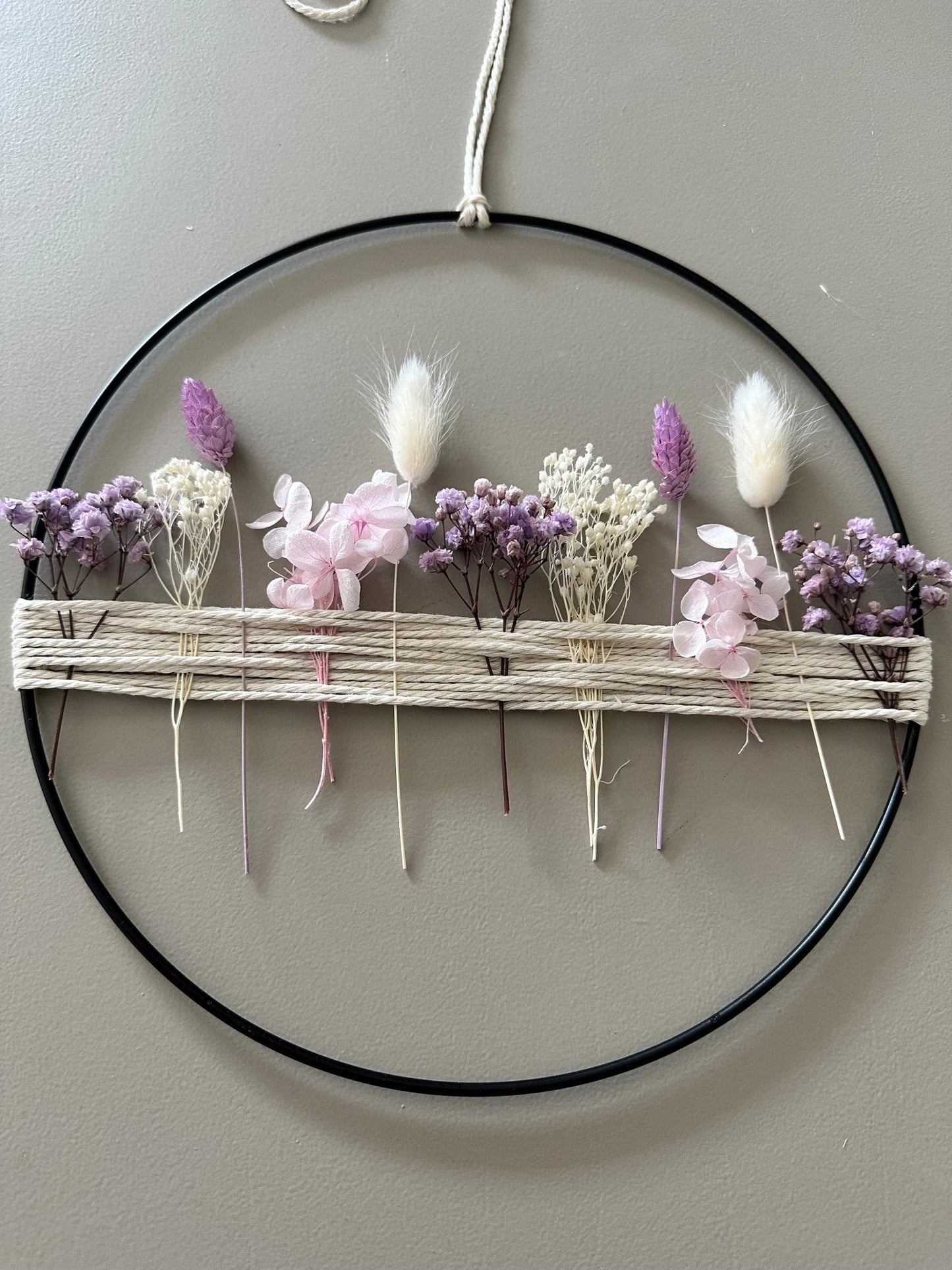 Metallring mit lila weißen Trockenblumen und Garn - Trockenblumen