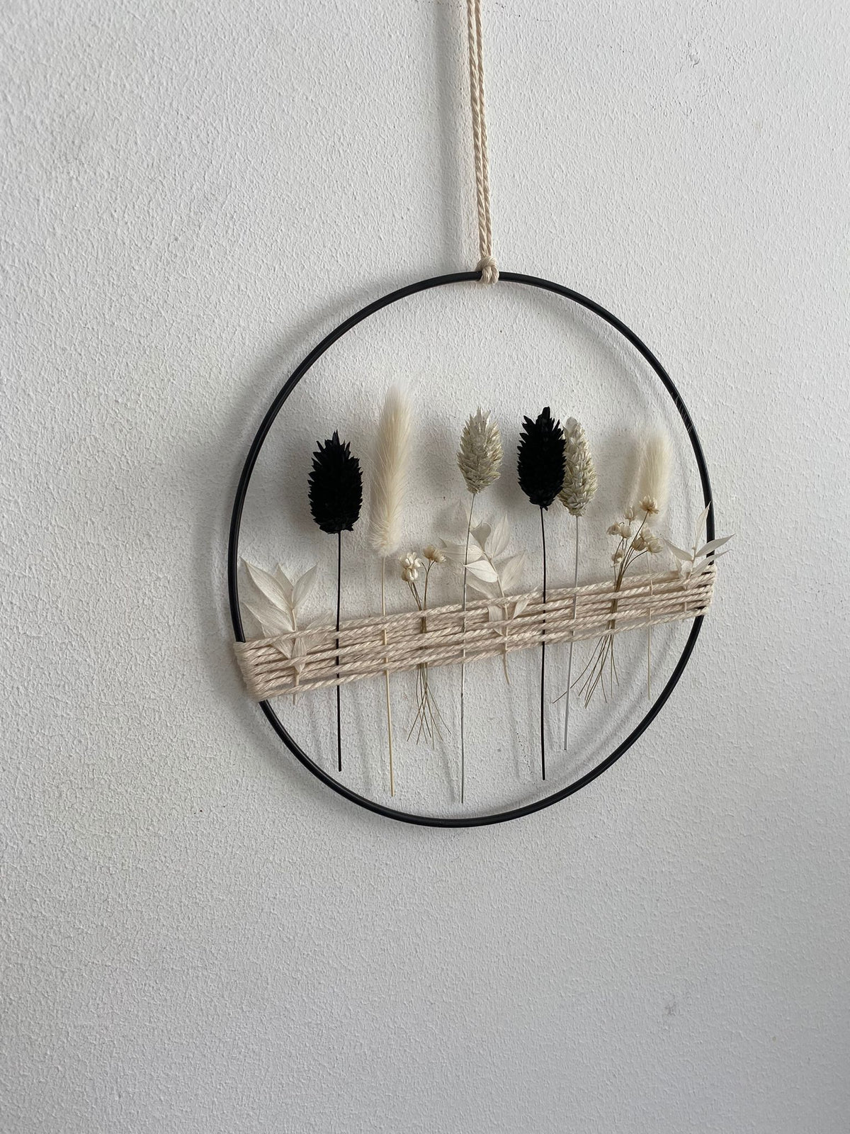 Metallring mit schwarz und weißen Trockenblumen – Lizasliving