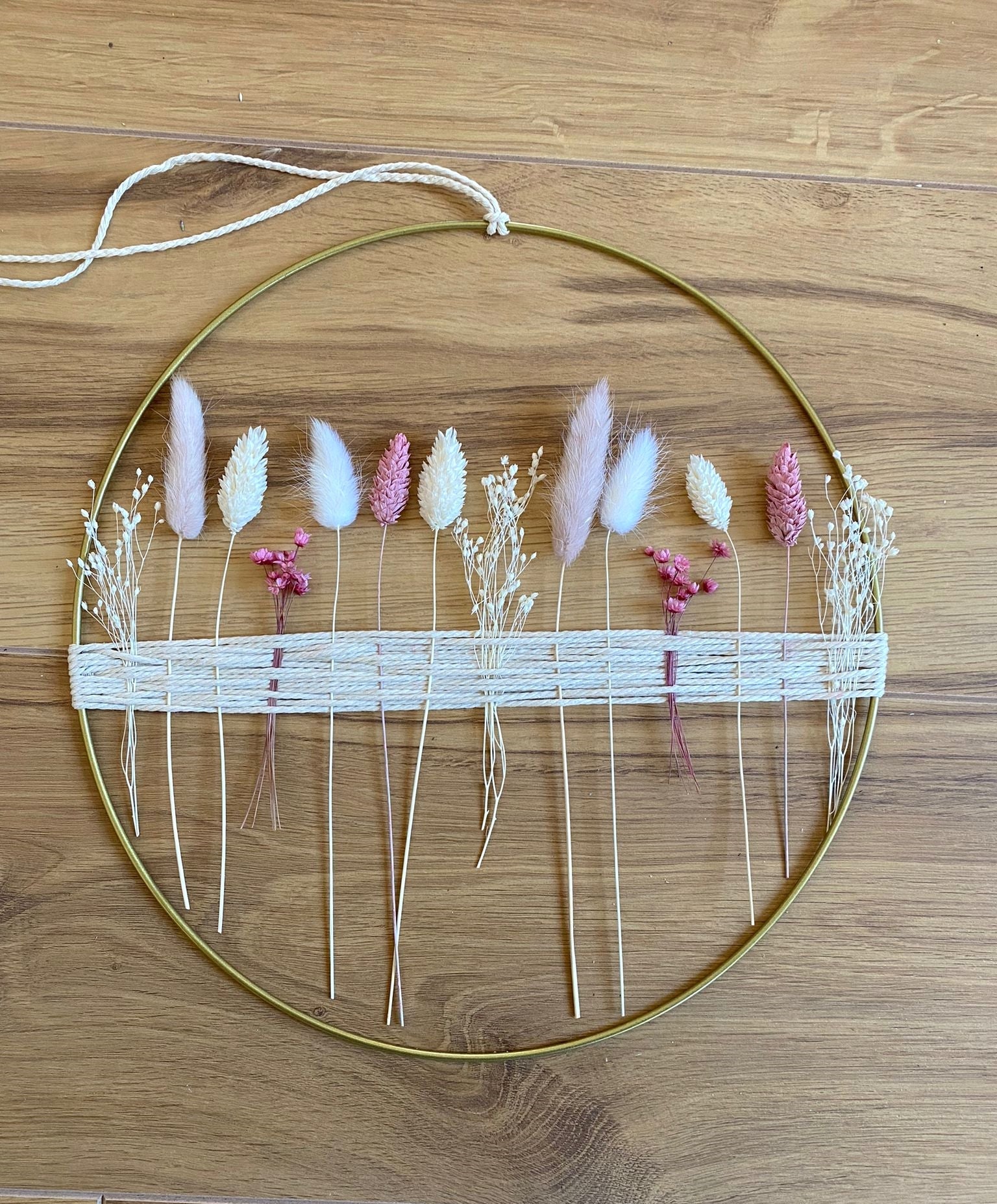 Metallring mit Trockenblumen und Garn rosa/weiß - Trockenblumen